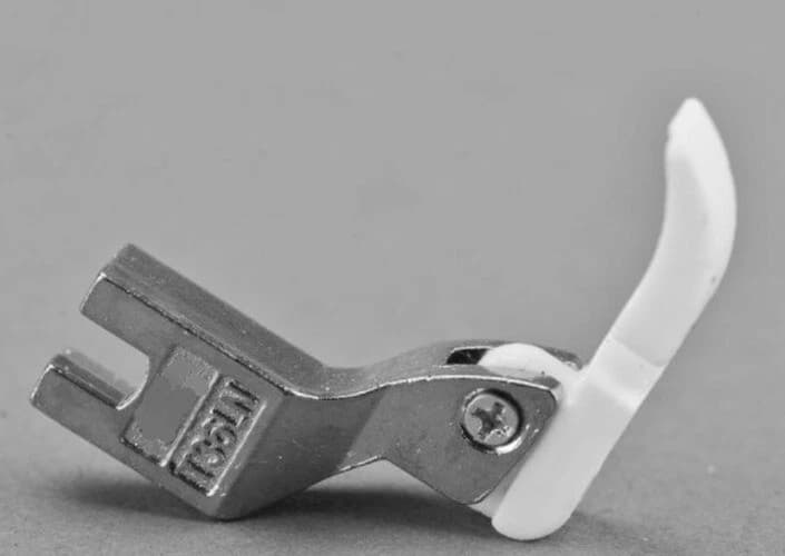 Present a plastic zipper machine, right or left